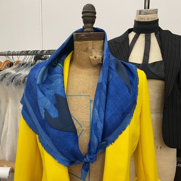 💙 HOST PICK 💙 VINTAGE Christian Dior silk scarf 30" x 30" - Picture 4 of 4